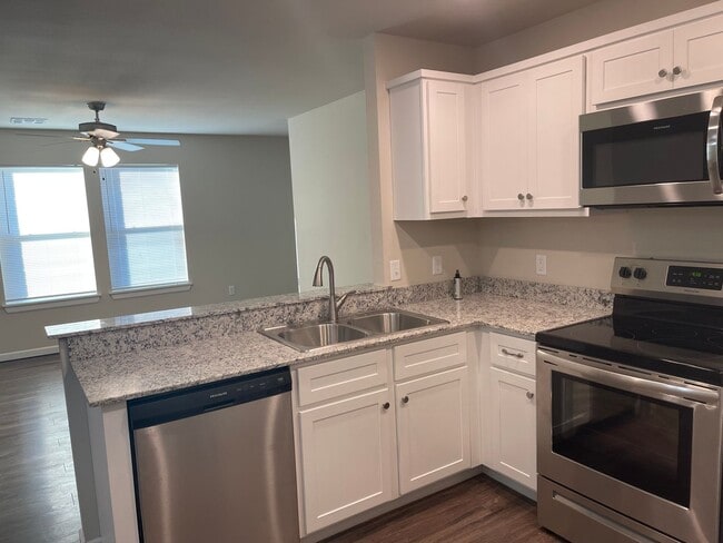 Building Photo - 3 Bed 2 Bath, 2 Car Attached Garage