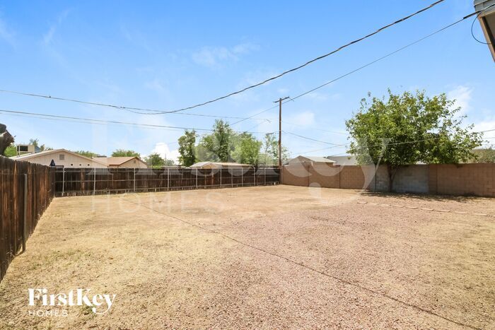 Building Photo - 2417 E Earll Dr