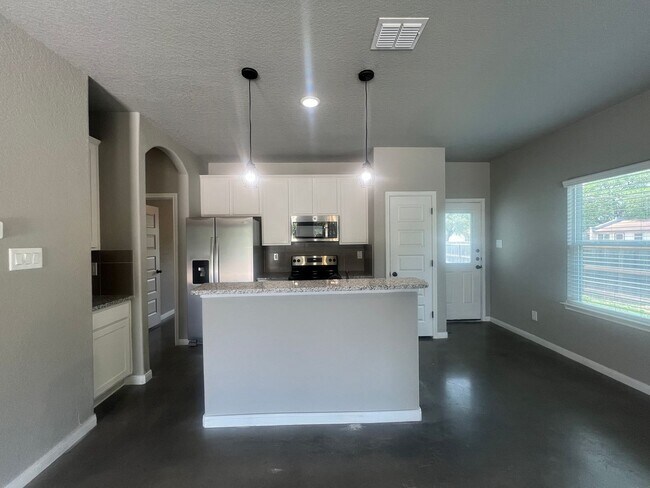 Building Photo - Luxury 3/2 Duplex in Seguin, Texas
