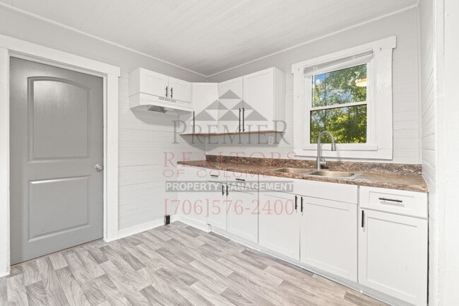 Building Photo - 608 32nd St