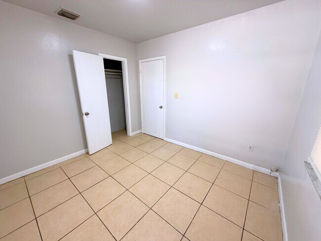 Building Photo - 1045 Curtiss Dr