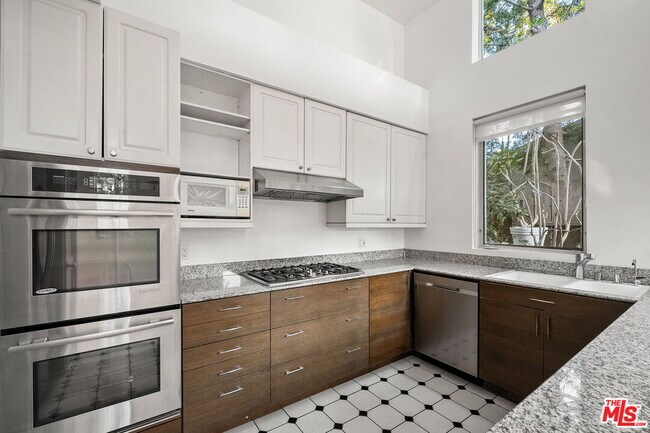 Building Photo - 1011 Pacific St