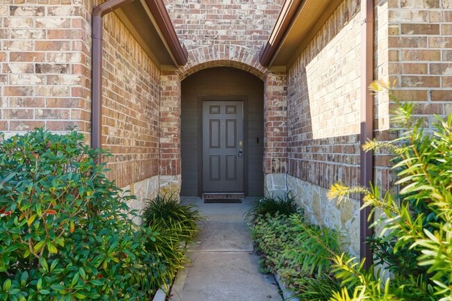 Building Photo - 3935 Country Club Dr