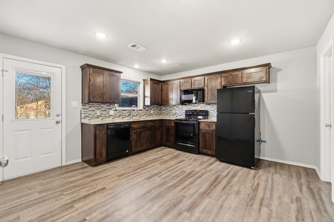 Building Photo - 2009 Knoxville St