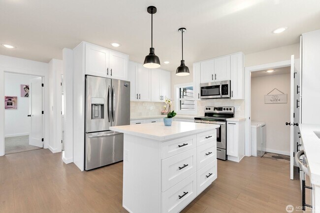 Building Photo - Remodeled, move in condition!