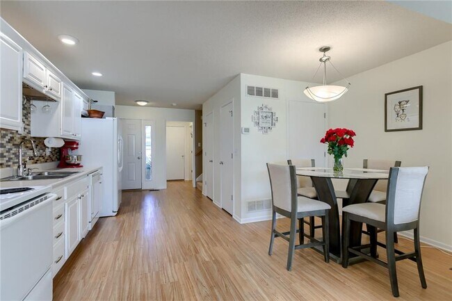 Building Photo - 2157 SW Rambling Vine Rd