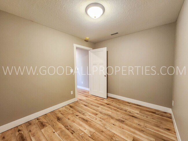 Building Photo - 6 Bedroom 4 bathroom two story home in Waukee