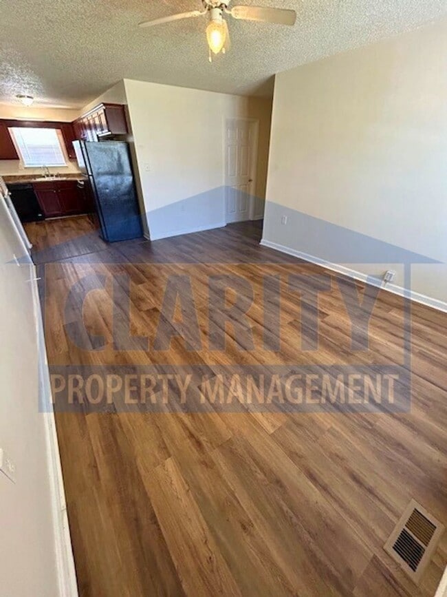 Building Photo - Two bedroom townhome w/ garage!