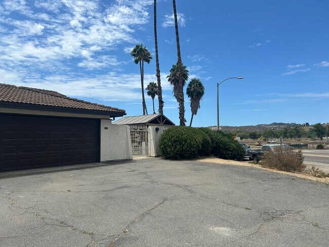 Building Photo - 5402 Villas Dr