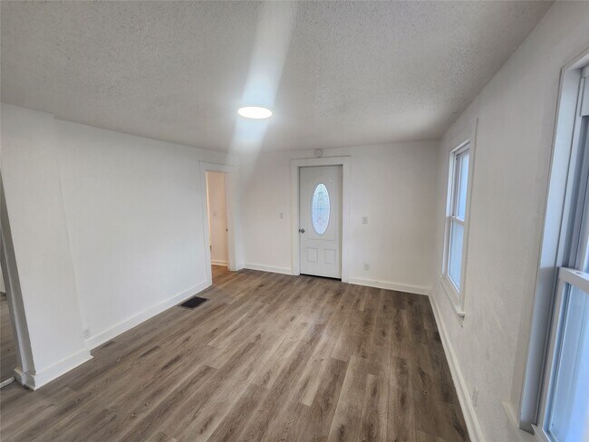 Building Photo - 28 Mather St