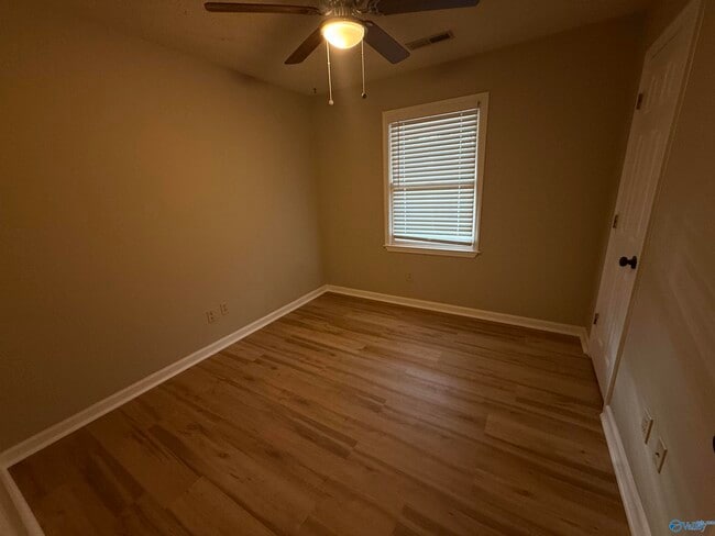 Building Photo - 143 Hollington Dr NE