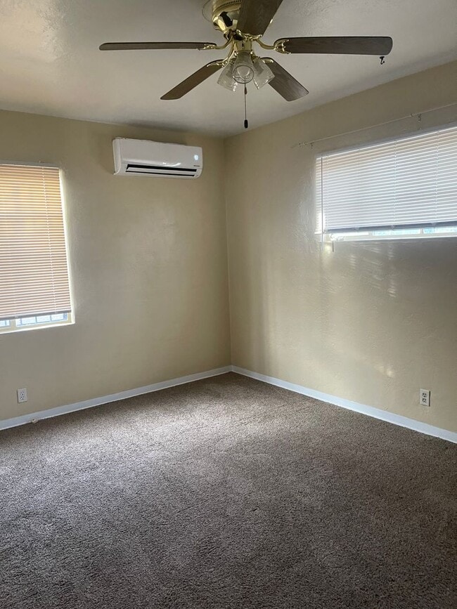 Building Photo - Northeast Hights Home