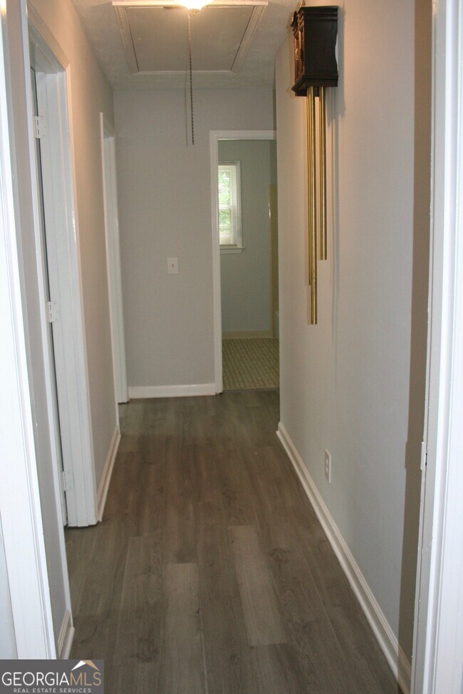 Building Photo - 2075 Pinewood Dr