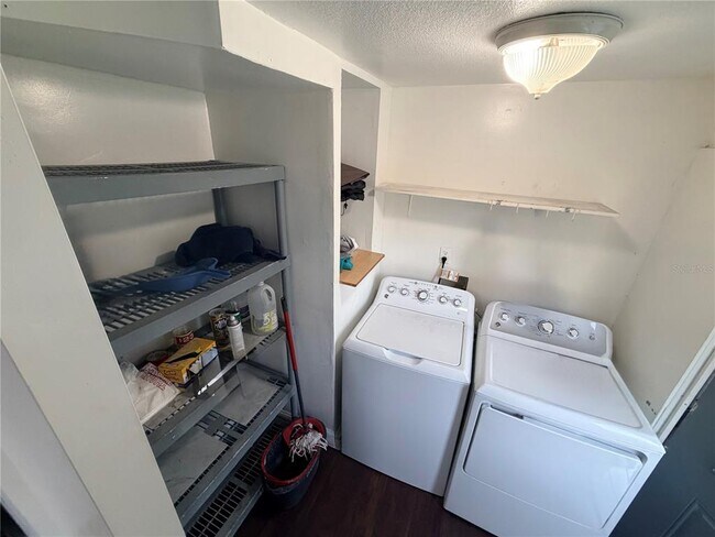 Building Photo - 5195 Countryside Ct