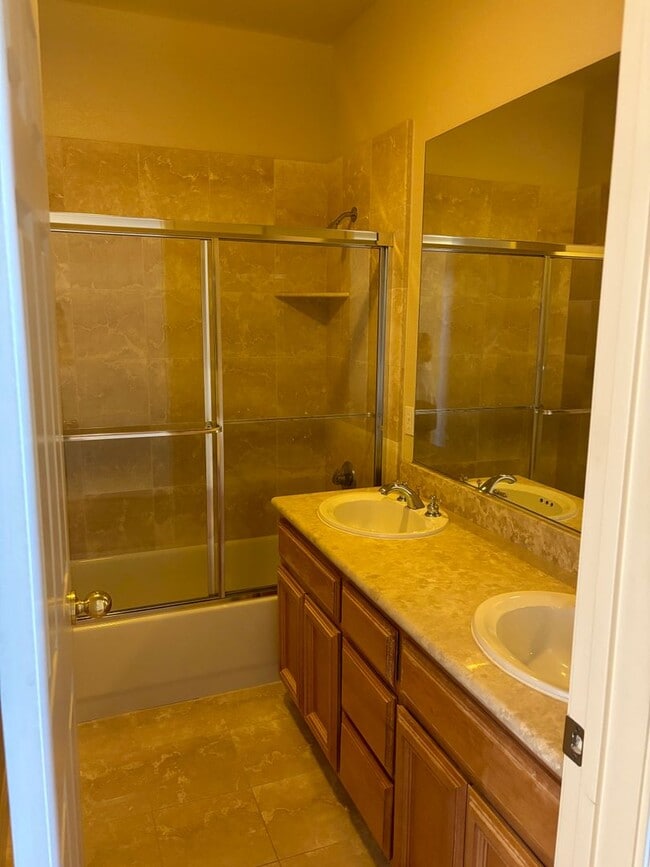 Building Photo - Spacious 3 to 4 Bedroom, 4-Bath Home in Pr...