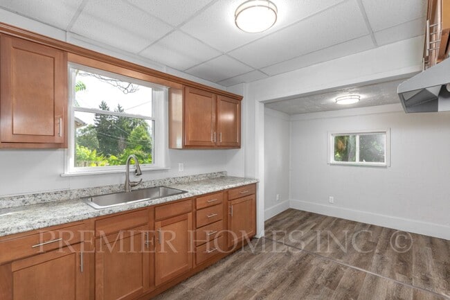 Building Photo - 3 Bed Home with Private Parking & Yard – $1,495/mo