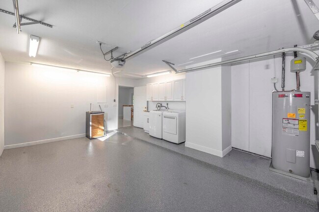 Building Photo - 2289 Windsor Rd