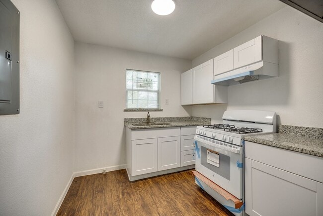 Building Photo - Updated apartment in great location