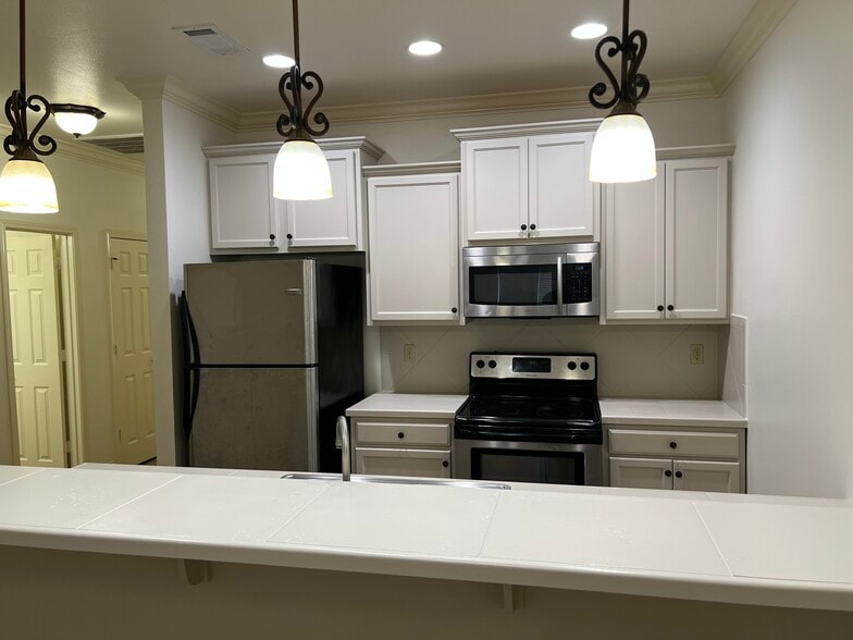 Kitchen - 37150 Woodgate Ave