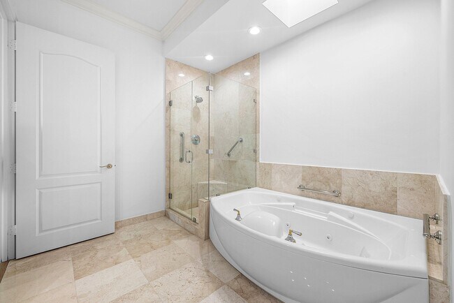 Building Photo - 550 SE Mizner Blvd