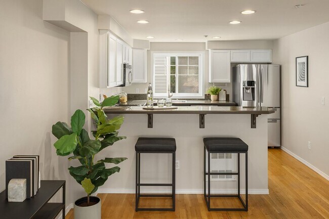 Building Photo - 3Bd/2.25Ba Seattle Townhouse
