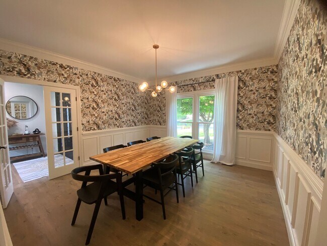 Building Photo - Beautiful Executive Style Home in the Stun...