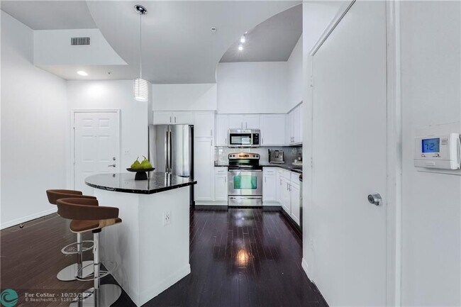 Building Photo - 450 NE 5th St