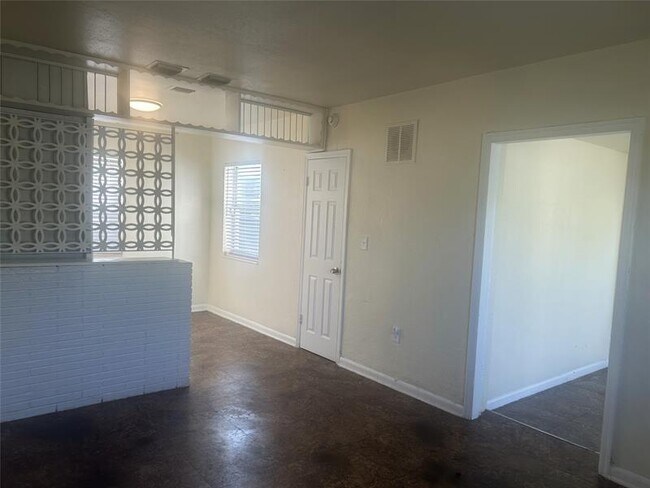 Building Photo - 3050 NW 5th Ct