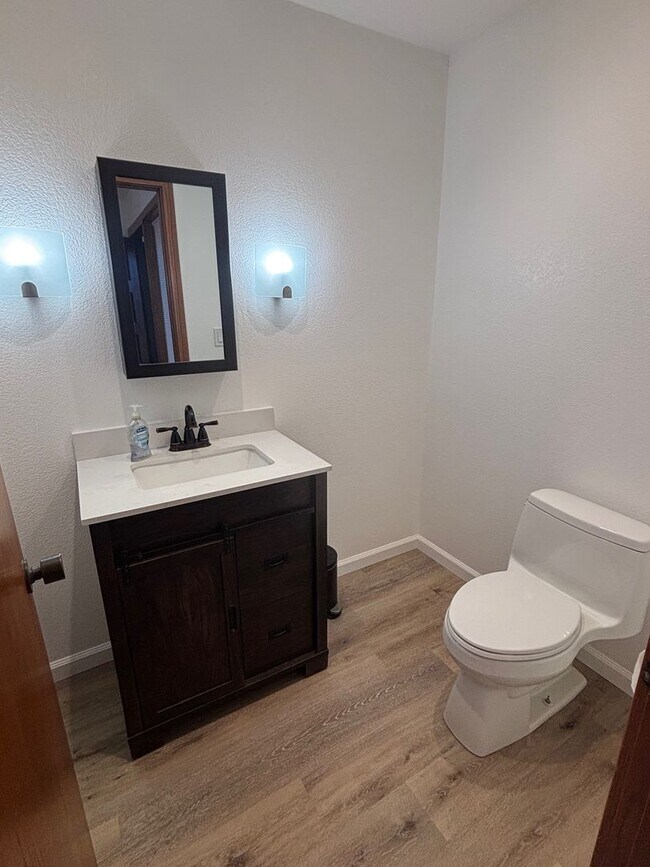 Building Photo - Large 2 bedroom 2.5 bathroom Bennett Valley Home with community pool and views