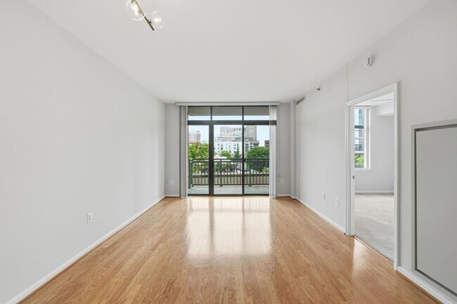 Building Photo - Bright & Renovated Condo with Pool, Gym & Parking!