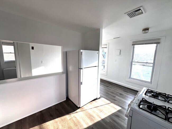 Building Photo - 83-85-85 Seeley St