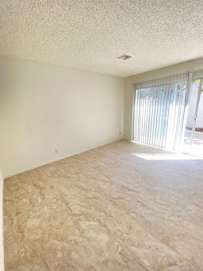 Building Photo - 3 bed, 2 1/2 bath two story townhome in Th...