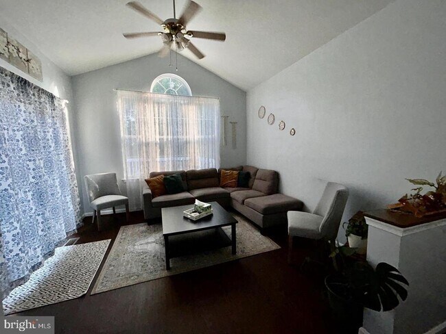 Building Photo - 318 Red Haven Ct