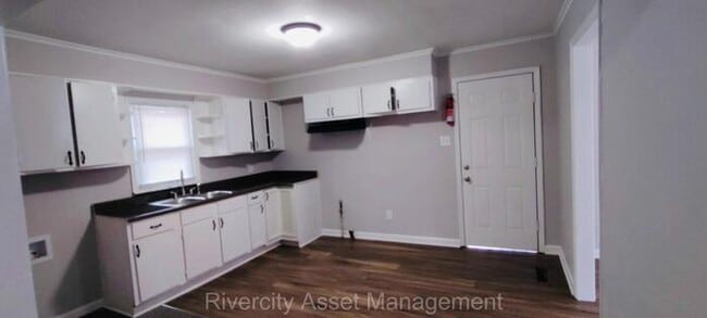 Building Photo - Gorgeous home is Frayser!!!!