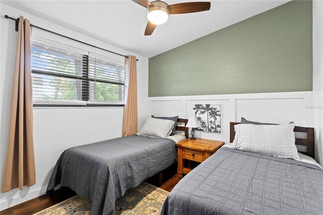 Building Photo - 2407 S Lois Ave