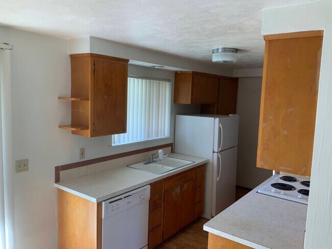 Building Photo - 2 Bedroom Duplex in Cal Young Neighborhood