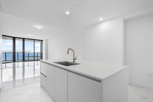 Building Photo - 700 NE 24th St