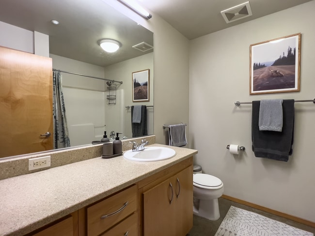 Building Photo - NW 1 Bed 1 Bath + a Den in the Pearl District! Includes W/D, Garage Parking and Storage!