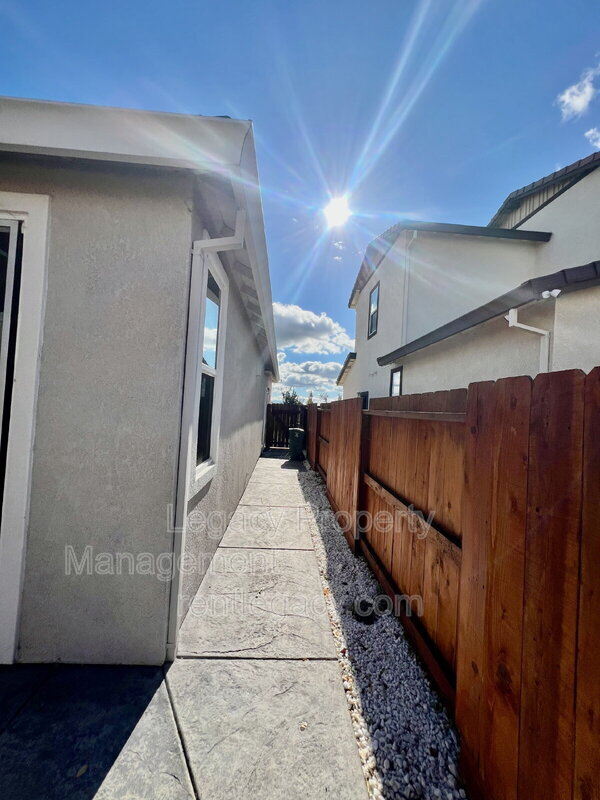 Building Photo - 436 Rose St