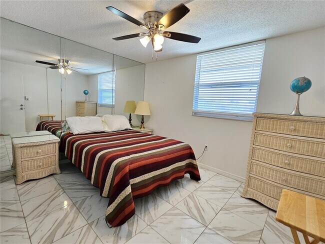 Building Photo - 7425 Bay Island Dr S