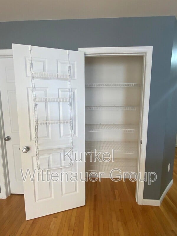 Building Photo - 2437 Larchmont Dr
