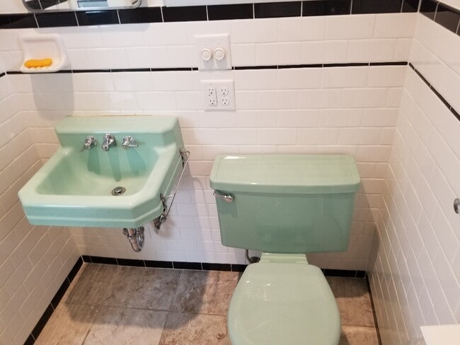 bath fixtures - 954 Meade Ave