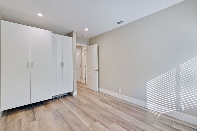 Building Photo - Stunning Modern Almost New Condo, Pets Welcome!