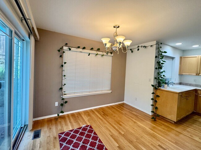 Building Photo - Bothell Townhouse