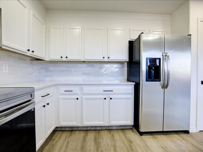 Building Photo - ** WOW $500.00 OFF FIRST FULL MONTHS RENT ...