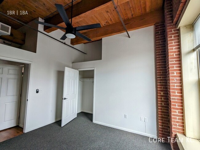 Building Photo - 1 Bedroom in River Market with Downtown Vi...