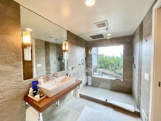 Building Photo - 3BR/2.5BA INCOMPARABLE Views!!! Prime Corona Heights Residence! 2 car parking and laundry! PROGRE...