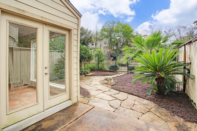 Building Photo - 217 Roy St