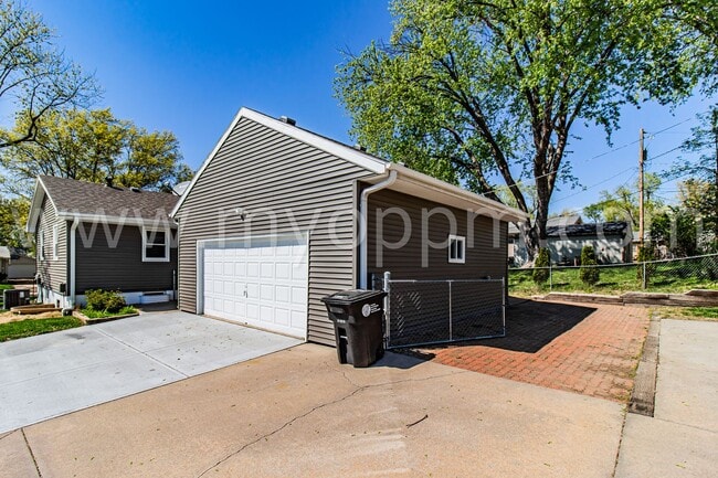 Building Photo - Pristine 4 Bedroom / 2 Bathroom Home | Wes...