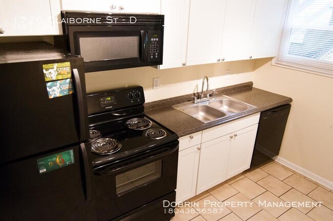 Building Photo - Gated 2BD APTS: RENOVATED - Courtyard w/ F...